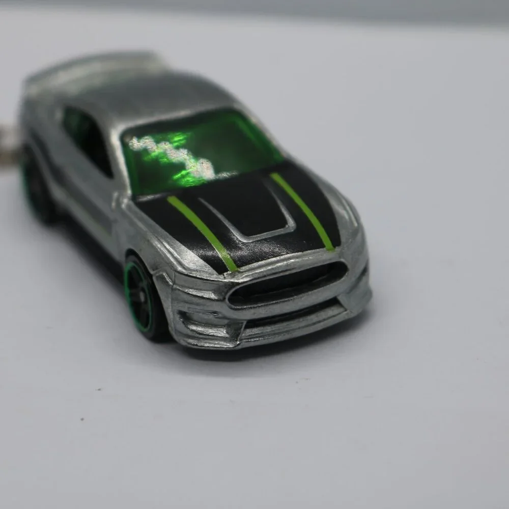Hot Wheels 2015 Shelby GT350R 1:64 scale functional keychain